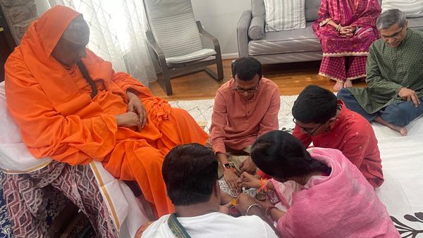 Pada Pooja of His Holiness Jagadguru Sri Shivarathri Deshikendra ...